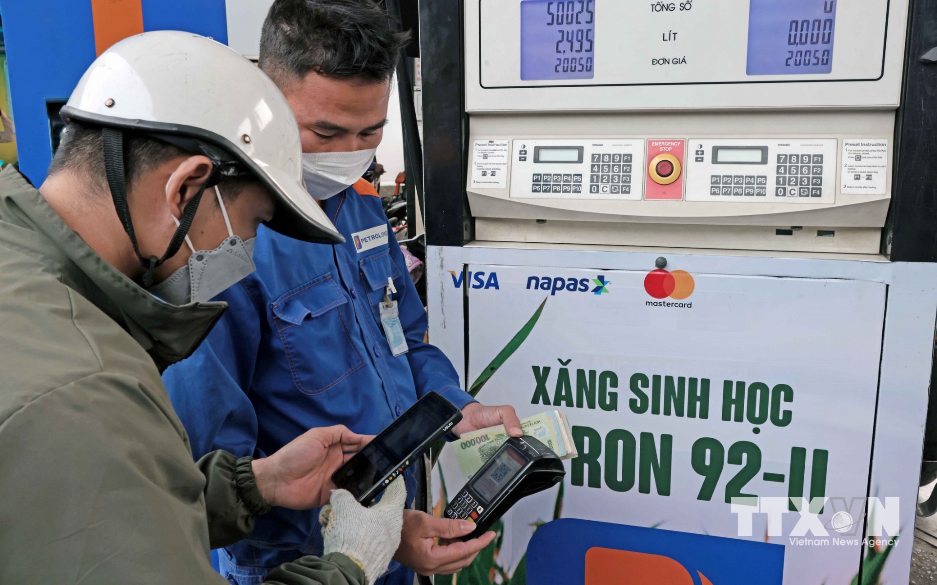 Khách hàng quét mã QR Code thanh toán không dùng tiền mặt tại một điểm kinh doanh xăng dầu. (Ảnh: Trần Việt/ TTXVN)